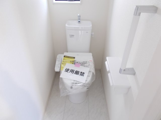 リーブルガーデンS前橋市江田町第４　１号棟のトイレ|1階トイレです。清潔感のある白を基調としています。
温水洗浄・便座暖房機能の付いた快適なトイレです☆