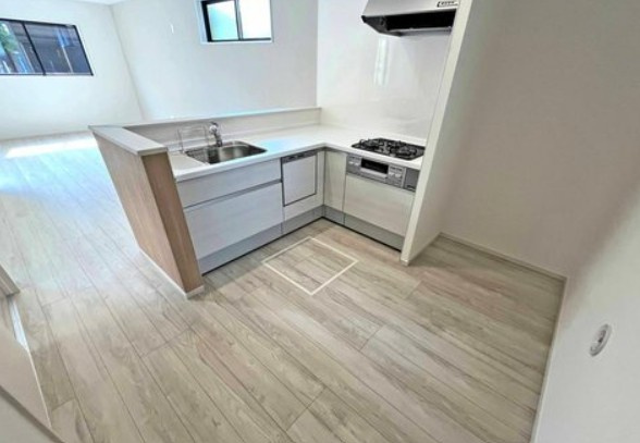 【新築】坂戸市千代田７期 全１棟のキッチン|L字型のシステムキッチンです！