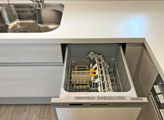 【新築】坂戸市千代田７期 全１棟のキッチン|食器洗い乾燥機で家事の負担も軽減♪