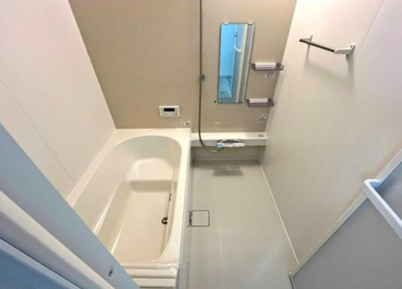 【新築】坂戸市千代田７期 全１棟の浴室|足の伸ばせるバスタブでリラックスタイムを過ごしましょう！