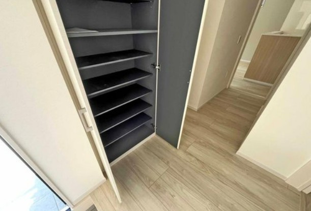 【新築】坂戸市千代田７期 全１棟の玄関|明るい玄関ホールです