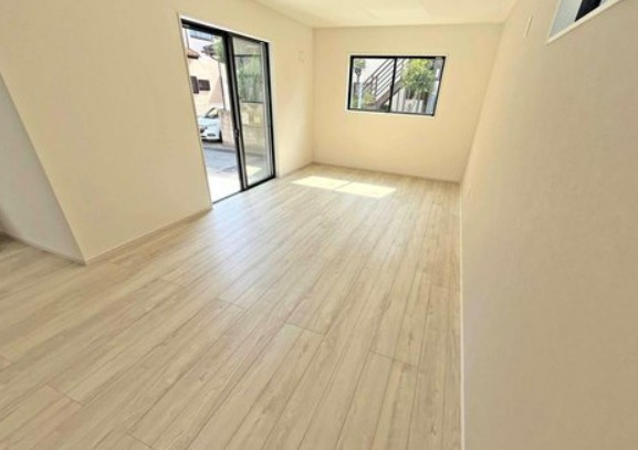 【新築】坂戸市千代田７期 全１棟の居間・リビング|ゆとりある明るいLDKです！