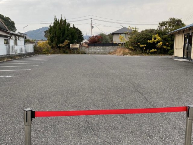 近江八幡市出町の店舗の駐車場