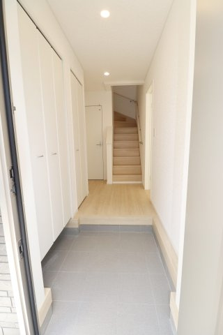 岩瀬郡鏡石町境　　　４号棟　　　鏡石第１小学校、鏡石中学区の玄関