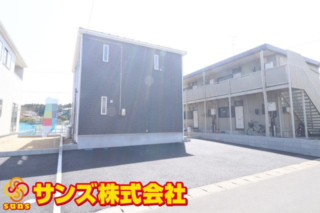 岩瀬郡鏡石町境　　　４号棟　　　鏡石第１小学校、鏡石中学区の外観|北西側から見た駐車場を含む外観