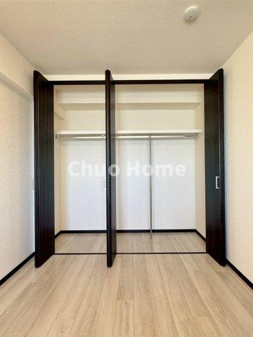 第2お花茶屋ダイヤモンドマンションの収納|居室にはクローゼットを完備し、自由度の高い家具の配置が叶うシンプルな空間です。お子様の成長と必要になる子供部屋を与えるにはぴったりの間取りですね。