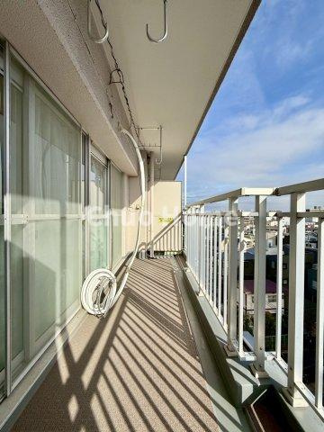 第2お花茶屋ダイヤモンドマンションのバルコニー|【バルコニー】幅もあって、奥行きもあるゆとりのバルコニー。洗濯物を干したり乾かしたりだけでなく、ただ出てみるだけでも気持ちいいですよ。