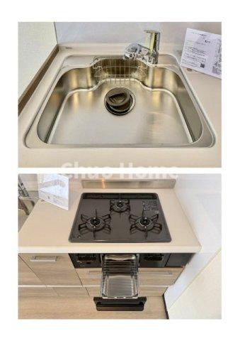 第2お花茶屋ダイヤモンドマンションのキッチン|【キッチン水栓】キッチン水栓はシャワーヘッドが伸びますのでシンクの隅々まで届きます。【三ツ口コンロ】奥様に好評な三ツ口コンロと魚焼きグリルです。