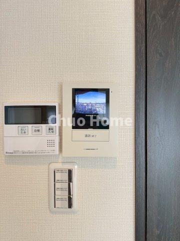 第2お花茶屋ダイヤモンドマンションのセキュリティ|【モニターホン】誰が来たかすぐにわかるカラーモニター付きインターホン。通話ボタンを押すまでは室内の音は漏れていませんので相手を確かめてから応対できます。