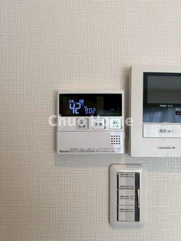 第2お花茶屋ダイヤモンドマンションの発電・温水設備|【給湯リモコン】外での一日を忘れさせてくれるオートバス機能でお好みの湯量・温度に調整された浴槽。