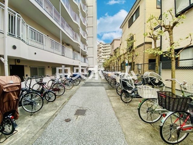 第2お花茶屋ダイヤモンドマンションの駐輪場|【自転車置き場】最新の空き状況や費用などの詳細は担当スタッフまでお問い合わせください。