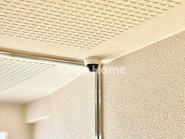 第2お花茶屋ダイヤモンドマンションの防犯設備|【防犯カメラ】何かあった時の大事な証拠になることももちろんなりますが、防犯というくらいですので大事なのは防犯カメラがあることによって抑止力につながることですよね。