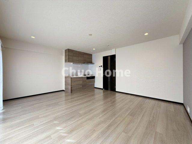 第2お花茶屋ダイヤモンドマンションの居間・リビング|【リビングダイニング】一日の中で多くの時間を過すことになるリビングダイニングだからこそ、いつも穏やかな空間であることが必然。爽やかな通風と採光を存分に感じる事が出来る空間です。