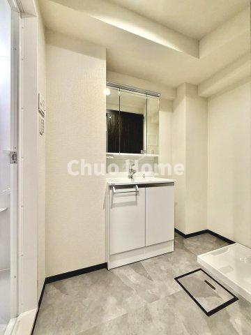 第2お花茶屋ダイヤモンドマンションの脱衣所|【洗面所】明るい洗面所は朝をすっきりさせてくれる空間です。バタバタしている忙しい朝でも収納が多い洗面台では短い時間で効率良く支度ができます。