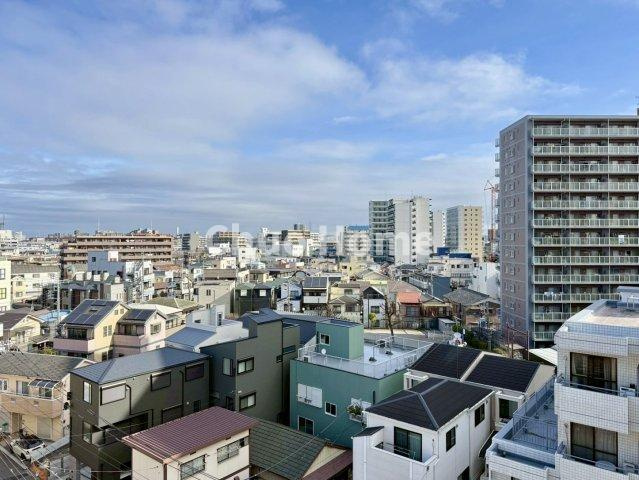 第2お花茶屋ダイヤモンドマンションの展望|手を伸ばせば、ふれることが出来そうな環境が、そのままインテリアになったような印象です。その豊かな眺望にふさわしい空間には、通風・採光にも優れ、心地よい光と風があふれています