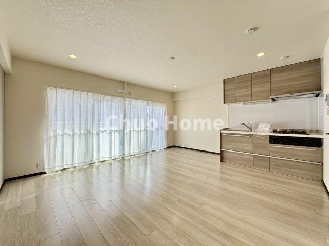 第2お花茶屋ダイヤモンドマンションの居間・リビング|【居間・リビング】「ＬＤＫは家族団らんをデザイン」広いＬＤＫでは家族が集まり一緒の時間を過ごせる工夫がされております。何気ない一日の当たり前のひとコマがいつか一生の宝物になります