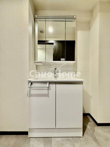 第2お花茶屋ダイヤモンドマンションの独立洗面台|【洗面化粧台】洗面化粧台には三面鏡を採用。身だしなみを整えやすい事はもちろんですが、鏡の後ろに収納スペースを設ける事により、散らかりやすい洗面スペースをすっきりさせる事が出来るのも嬉しいですね