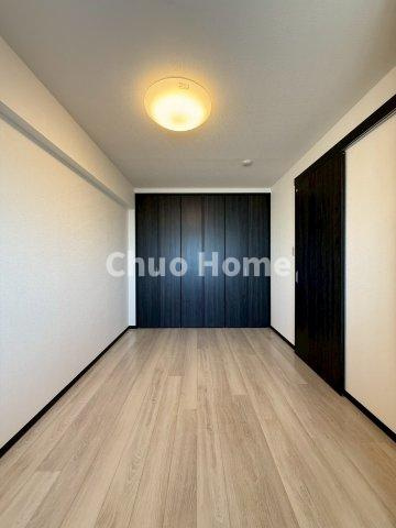 第2お花茶屋ダイヤモンドマンションの洋室|【洋室】快適に過ごす条件は、一人ひとり違います。だからこそ飾り過ぎないシンプルな内装と偏り過ぎないデザインで統一しております。居住していく中でオーナー様だけの【マイホーム】に創り上げて下さい