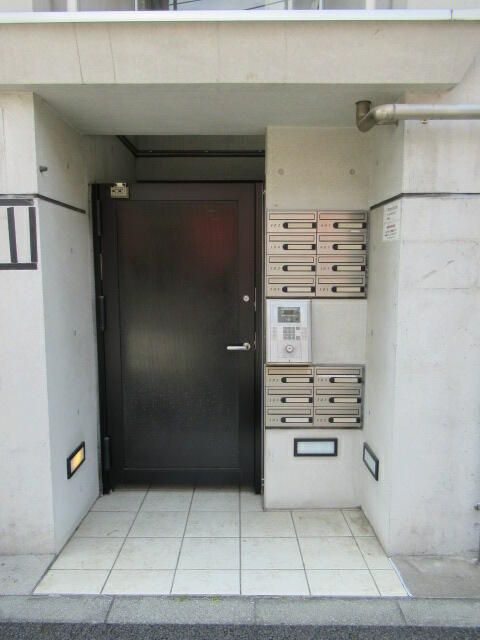 ル・リオン菊川のエントランス