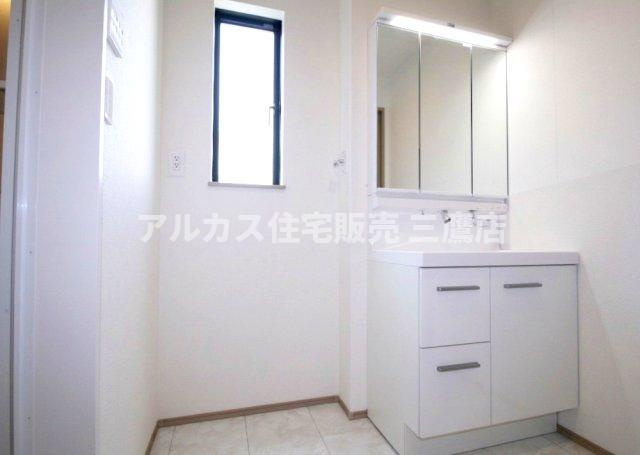 中央線 吉祥寺駅 バス13分 天神前停歩5分 三鷹市北野3丁目 新築戸建の独立洗面台
