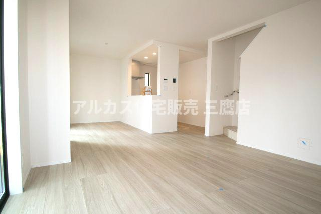 中央線 吉祥寺駅 バス13分 天神前停歩5分 三鷹市北野3丁目 新築戸建の居間・リビング