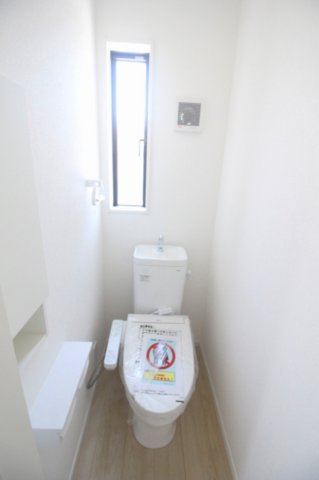 壬生町幸町2丁目 第6のトイレ|2階にもトイレを備えているので、朝の混み合う時間帯も安心。窓付きで換気がしやすく、気持ちよく使える空間です。