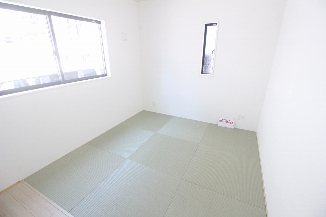 壬生町幸町2丁目 第6の和室|洋風和室5.7帖はお子さまのお昼寝スペースや遊び場としてはもちろん、来客用のお部屋としても使いやすい空間です。