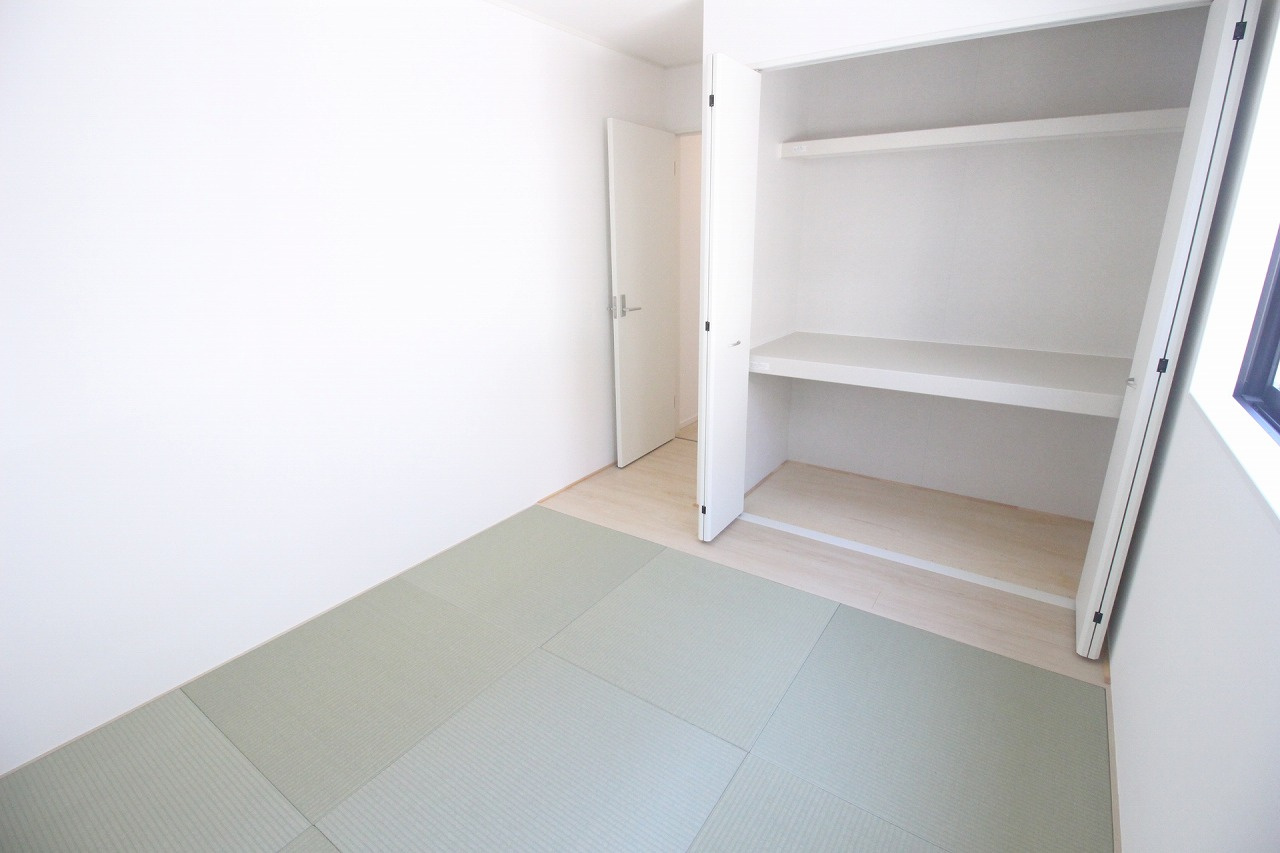 壬生町幸町2丁目 第6の和室|押入れ収納付きなので、寝具や季節用品もすっきり収納可能。リビングを広く使いたい時にも便利な一部屋です。
