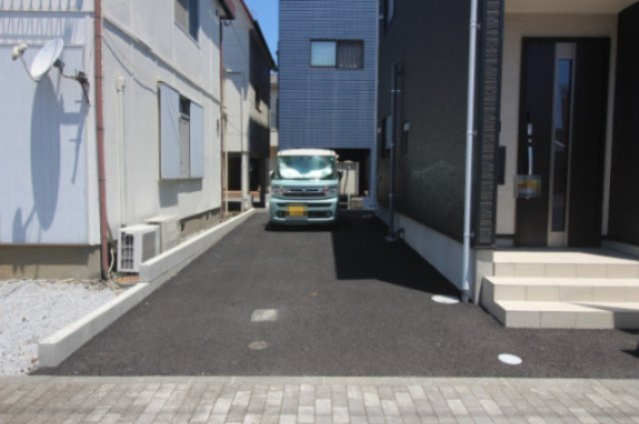 壬生町幸町2丁目 第6の駐車場|駐車スペースを確保しているので、毎日の車の出し入れもスムーズ。来客時にも使いやすく、暮らしにゆとりが生まれます。