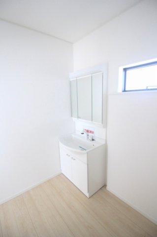 壬生町幸町2丁目 第6の脱衣所|ゆとりある洗面スペースは、洗濯や着替えもスムーズ。窓付きなので換気もしやすく、清潔な空間を保てます。