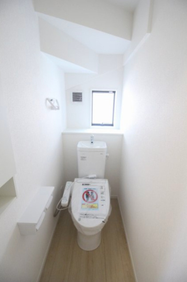 壬生町幸町2丁目 第6のトイレ|1・2階ともに温水洗浄便座付き。階段下のスペースを有効活用した収納があり、トイレットペーパーなどもすっきり片付きます。