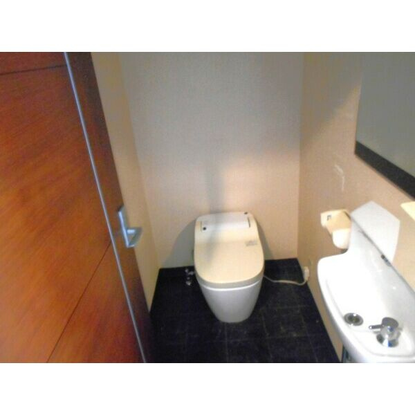 大阪市北区曾根崎新地１丁目の店舗事務所のトイレ