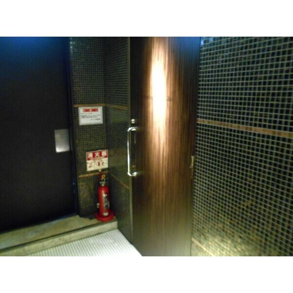 大阪市北区曾根崎新地１丁目の店舗事務所の玄関