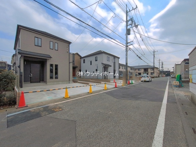 越谷市花田4丁目　新築一戸建て　A号棟の前面道路含む現地写真
