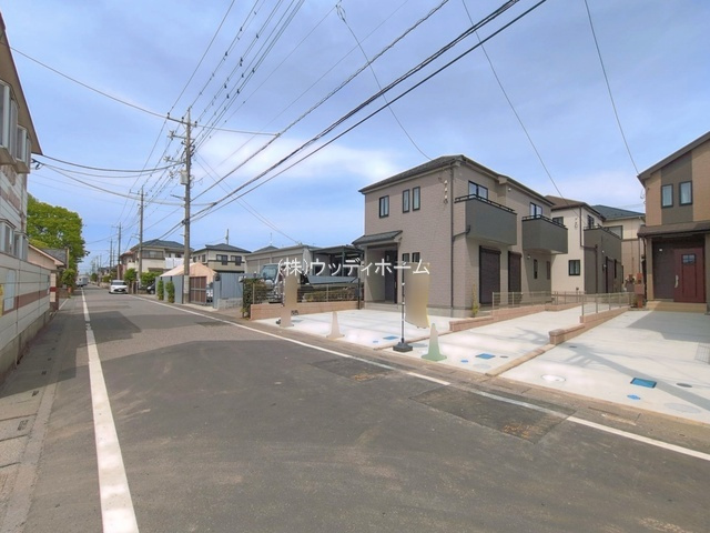 越谷市花田4丁目　新築一戸建て　A号棟の前面道路含む現地写真