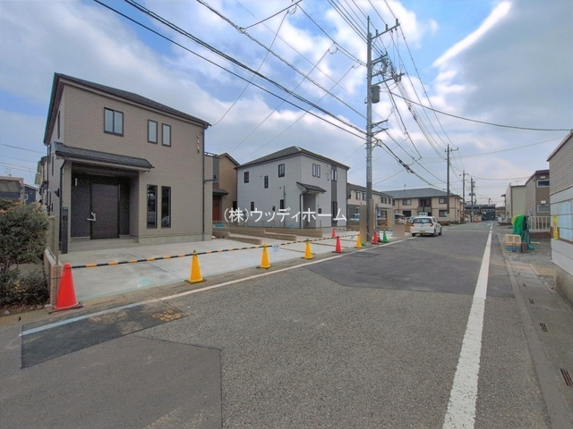越谷市花田4丁目　新築一戸建て　B号棟の前面道路含む現地写真