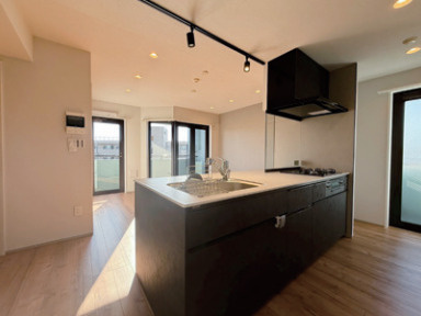 クアトロウーノ城北中央公園のキッチン|システムキッチン新規交換のキッチンには窓が設置されており、キッチンを明るくしてくれます