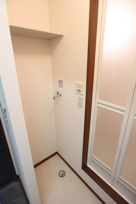 West Houseの設備|室内洗濯機置き場です