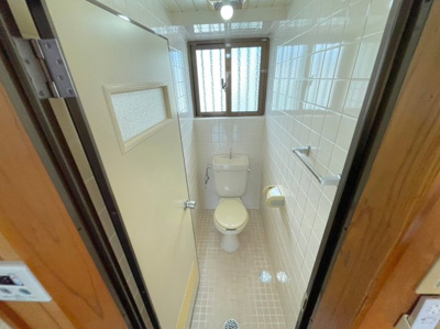 【トイレ】 | コーポ高月 | ※退去前の為、302号室の写真になっております　現状優先です