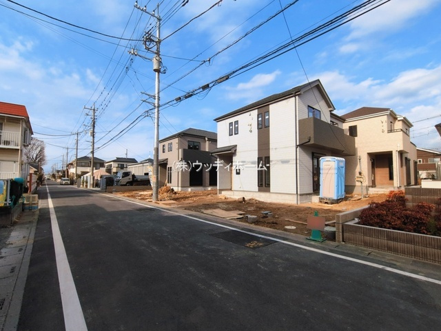 越谷市花田4丁目　新築一戸建て　D号棟の前面道路含む現地写真