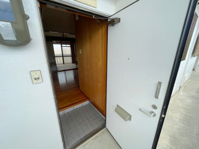 【玄関】 | コーポ高月 | ※退去前の為、302号室の写真になっております　現状優先です