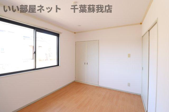 メゾンフローラおゆみ野の寝室|広くて明るい寝室