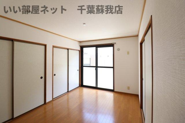 メゾンフローラおゆみ野の寝室|広くて明るい寝室