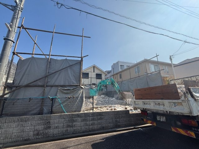 豊中市西緑丘　第1期　売土地の外観|現在の進捗状況です！順調に作業進行中、完成が待ち遠しいです！詳細の間取り等、お気軽にお問い合わせください！周辺は落ち着いた街並みの住宅地！子育てがしやすい住環境です！現地でしかわからない事もございます