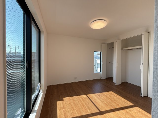 MELDIA昭和区川名本町301①｜名古屋市の戸建ならホームアップの収納|洗濯物をたたむ手間が省ける「掛ける収納」で家事時短に貢献。シワになりやすいシャツやジャケットもきれいに保管できます