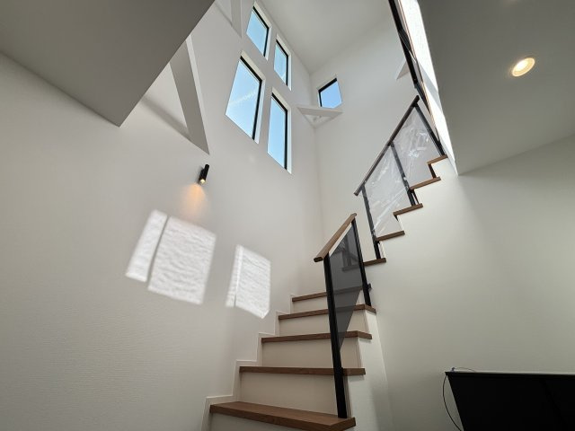 MELDIA昭和区川名本町301①｜名古屋市の戸建ならホームアップの設備|小さなお子様からご年配の方まで。家族みんなが安心して上り下りできるよう、安全性に配慮した手すり付き階段