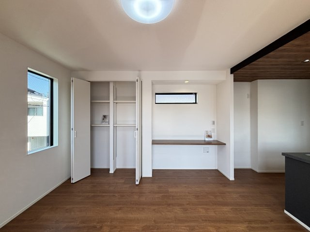 MELDIA昭和区川名本町301①｜名古屋市の戸建ならホームアップの居間・リビング|リビング収納庫とカウンターコーナー