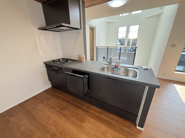 MELDIA昭和区川名本町301①｜名古屋市の戸建ならホームアップのキッチン|リビングで遊ぶお子様の様子を見守りながら、安心してお料理。家族との会話も弾む、幸せなキッチン時間です。