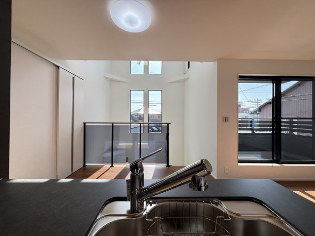 MELDIA昭和区川名本町301①｜名古屋市の戸建ならホームアップの居間・リビング|たっぷりの陽光が降り注ぎ、自然と家族が集まる明るい空間。笑顔あふれる団らんの時間がここから始まります。