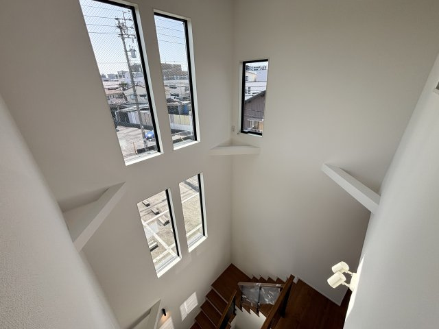 MELDIA昭和区川名本町301①｜名古屋市の戸建ならホームアップの居間・リビング|窓を開ければ心地よい風が通り抜ける開放的なリビング。毎日のリラックスタイムを優雅に彩る、癒やしの空間です。